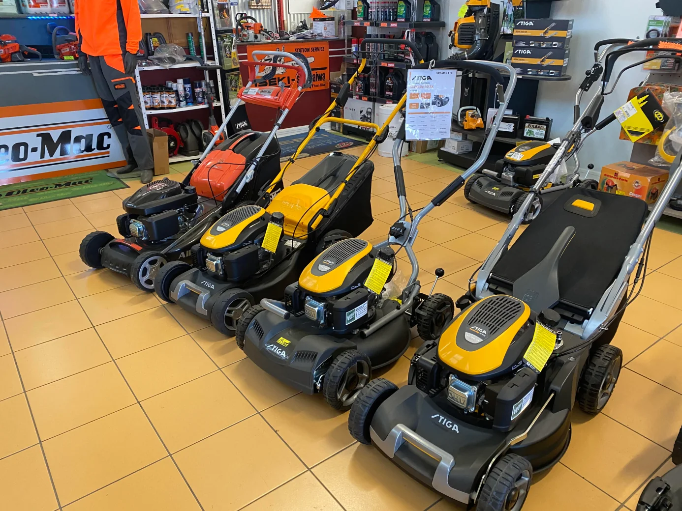 Matériels de motoculture exposés en magasin